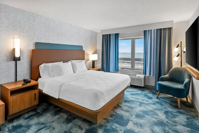 جناح بسرير كينج بإطلالة على البحيرة بغرفتين مع أريكة بحوض جاكوزي، Hampton Inn Duluth Canal Park 1/7