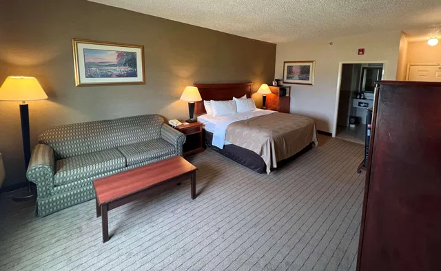 Room, King Bed, Quality Inn & Suites Grants I-40 2/4