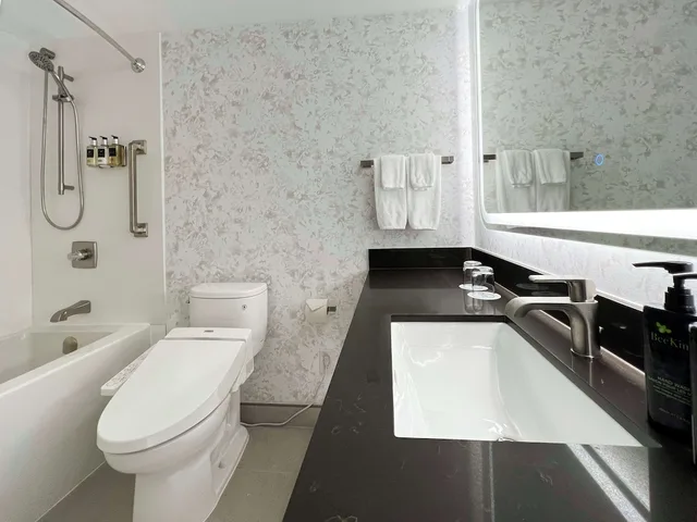 Coast, King Bed, Coast Victoria Hotel Marina By Apa 8/8