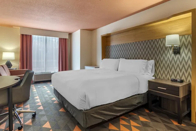 غرفة قياسية بسرير مزدوج، Holiday Inn Atlanta Gas South Arena Area 2/3