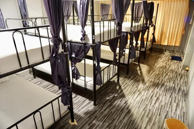 غرفة بسرير بطابقين بحوض استحمام، We Hostel Hatyai 1/1