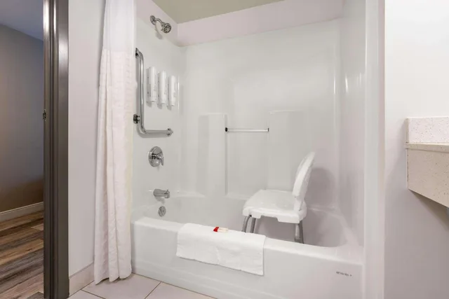 غرفة بسرير كينج وسرير كوين لذوي الإعاقة، Super 8 by Wyndham Winnipeg West 5/10