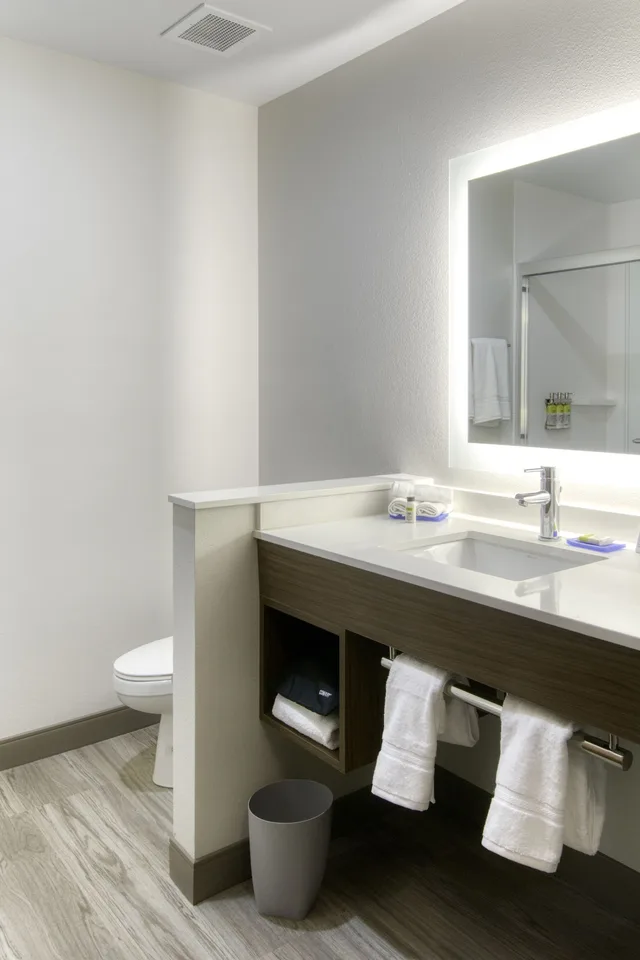 جناح بسريرين كوين، Holiday Inn Express and Suites Omaha Downtown Old Market 3/3