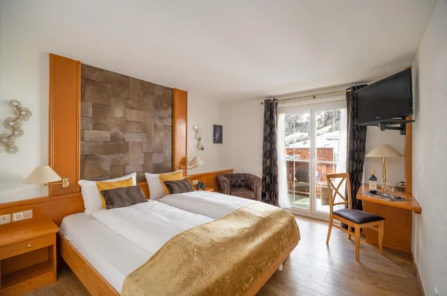 غرفة بسرير مزدوج بشرفة بإطلالة، Grichting Hotel & Serviced Apartments 1/1