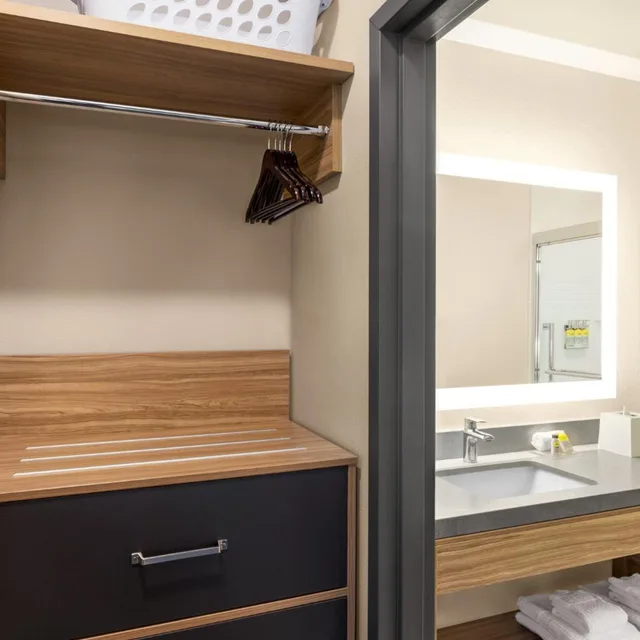 جناح بسرير كوين بغرفة نوم واحدة بحوض استحمام لذوي الإعاقة، Candlewood Suites Fort Payne 4/4