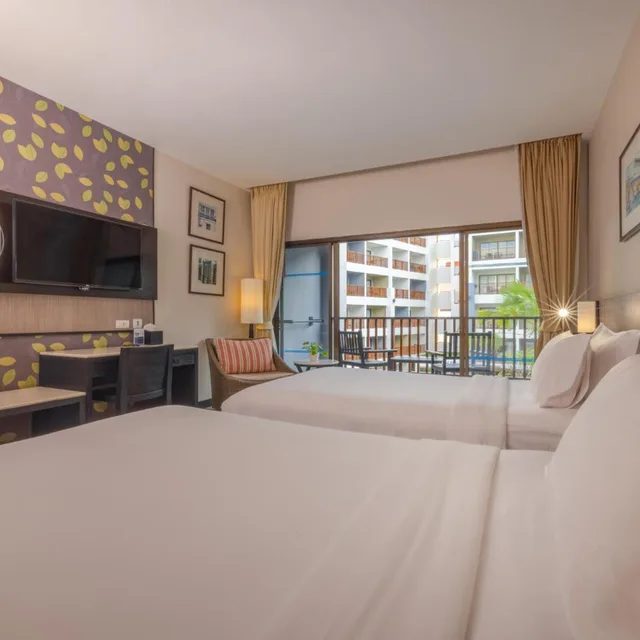 غرفة ديلوكس بسرير كينج بإطلالة على المسبح، Deevana Plaza Phuket Patong 5/10