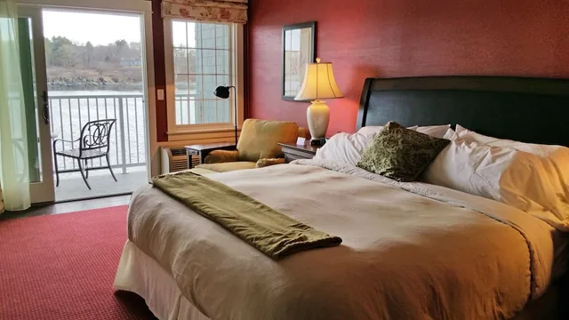 غرفة بسرير كينج بإطلالة على النهر بشرفة، Stage Neck Inn 1/4