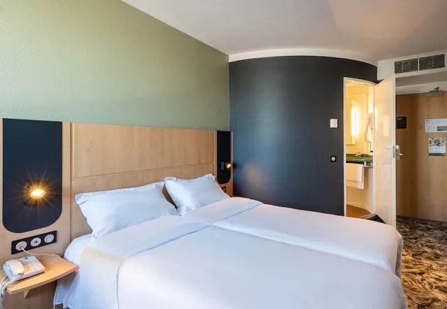 غرفة بسرير مزدوج وسرير فردي، B&B Hotel Calais Terminal City of Europe 3 1/3