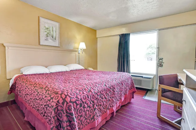 غرفة ثلاثية بسرير كينج، Days Inn By Wyndham Louisville Airport Fair And Expo Center 1/4