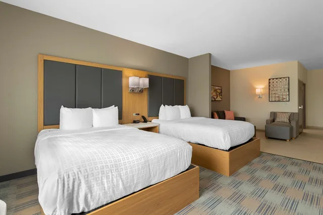 جناح بسريرين كوين مع أريكة بحوض استحمام لذوي الإعاقة، La Quinta Inn & Suites by Wyndham Coralville Iowa City 2/3