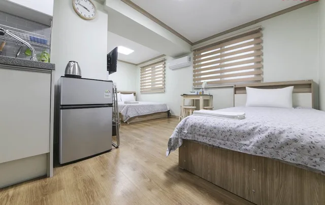 غرفة ثلاثية بسرير كوين وسرير فردي، R Guesthouse 2/10