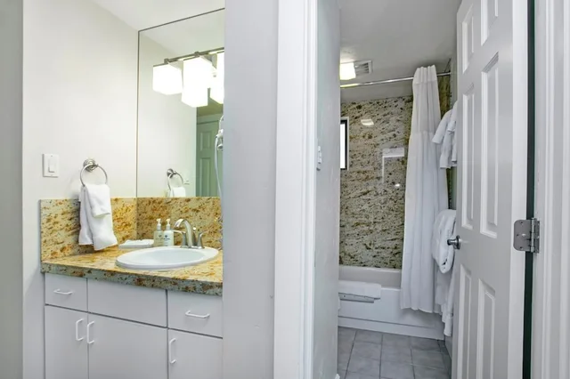 Condo, Gold, King Bed، Antlers at Vail 1/1