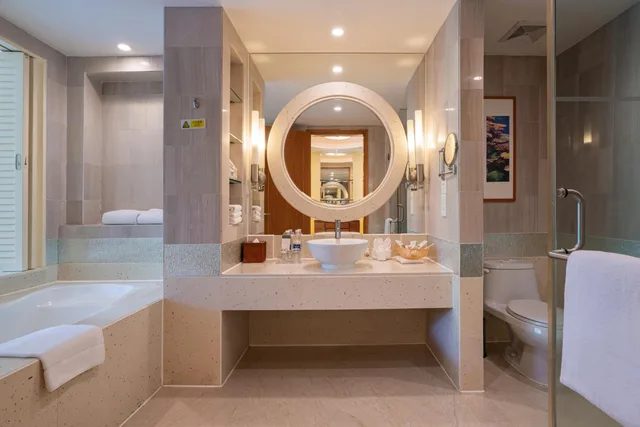 Guest Room, Deluxe, King Bed, Ocean Front, Sheraton Sanya Resort 4/4