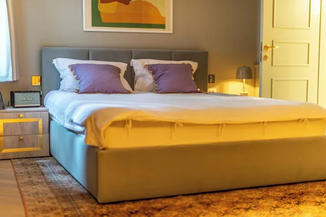 Deluxe, Double Bed, Sofa, Exterior Entrance، The Melegran 3/8