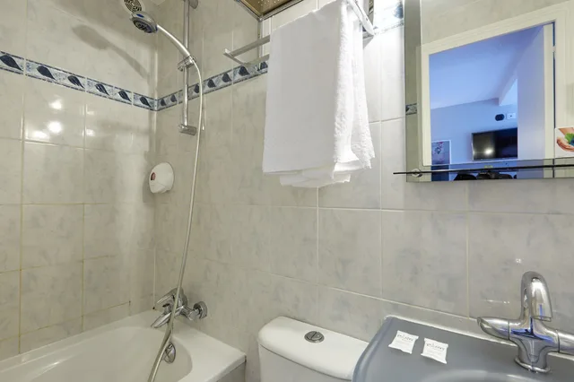 غرفة بسريرين منفصلين وسرير كوين، Hotel Grand Coeur Latin 7/8