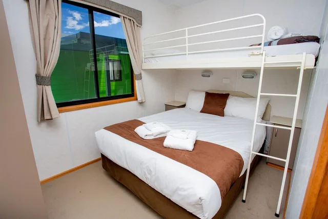 Family, Cabin, 1 Single and 2 Double Beds، Bendigo Park Lane Holiday Park 1/2