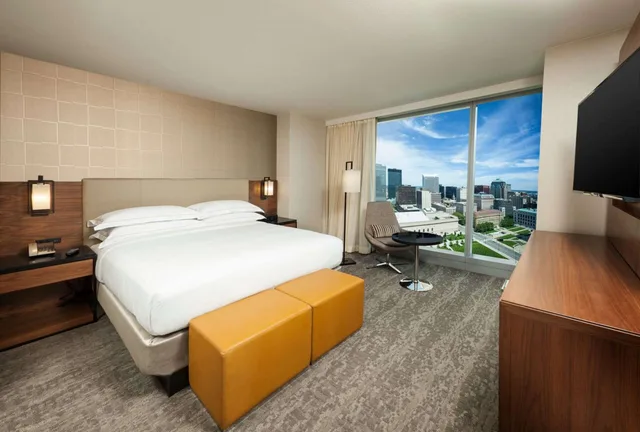 Ambassador, Suite, King Bed, Hilton Cleveland Downtown 3/10
