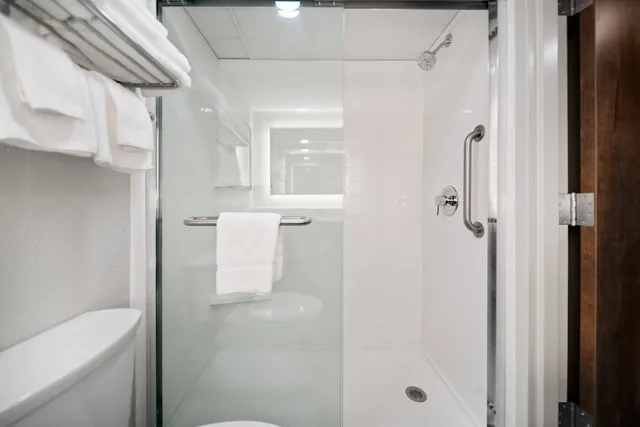 Room, King Bed, Sofa, Lobby Area، Holiday Inn Kearney 7/8