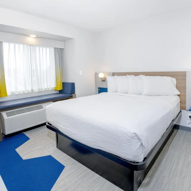 غرفة بسرير كوين بحوض استحمام لذوي الإعاقة، Microtel Inn & Suites by Wyndham Wellsville 1/3