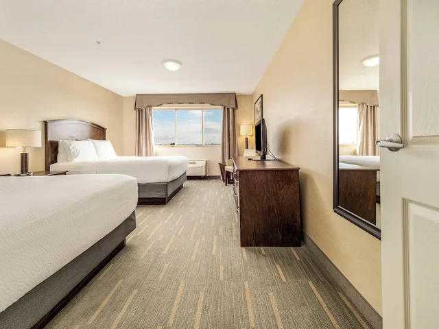 جناح بسريرين كوين بغرفة نوم واحدة مع أريكة، HOLIDAY INN LETHBRIDGE 2/8