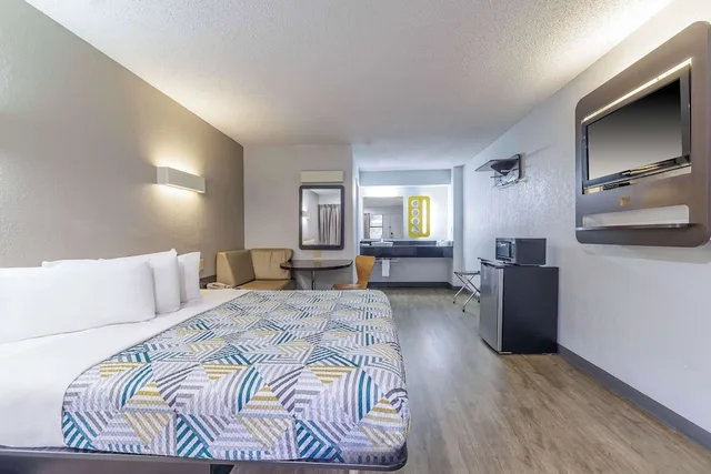 غرفة قياسية بسرير كينج لذوي الإعاقة، Motel6 Boerne, TX 1/7
