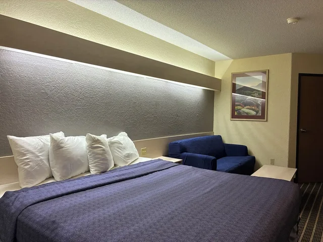 Deluxe, Single, King Bed, Travelodge by Wyndham Chadron 2/8
