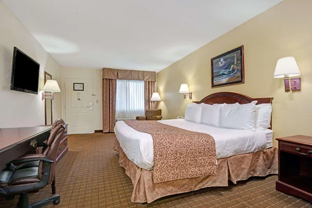 غرفة بسرير كينج للمدخنين، Travelodge by Wyndham Montgomery East 2/3