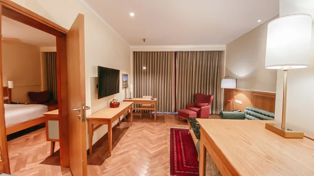 Executive, Suite, King Bed, Valley View، Taj Theog Resort And Spa Shimla 2/3