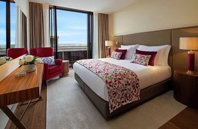جناح بسرير كينج بشرفة، Boeira Garden Hotel Porto Gaia, Curio Collection by Hilton 3/6