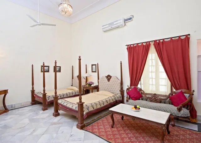 جناح بسرير مزدوج، Mandawa Haveli 2/4