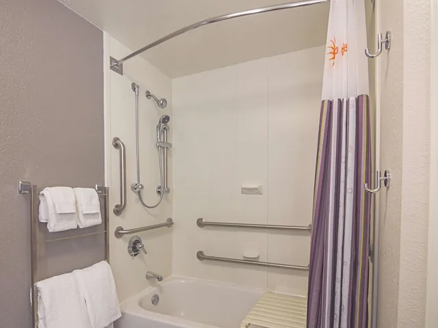 غرفة بسرير كينج لذوي الإعاقة، La Quinta Inn Suites Oklahoma City Nw Expwy 4/4
