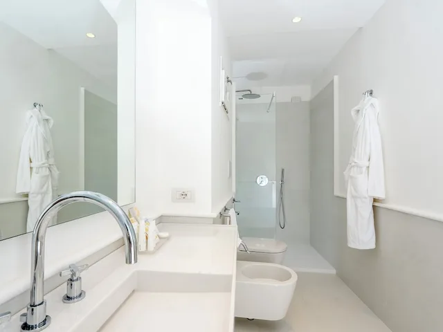 جناح بانورامي بسريرين كينج وسرير فردي بإطلالة على البحر بغرفتي نوم، Hotel Posa Posa 7/8