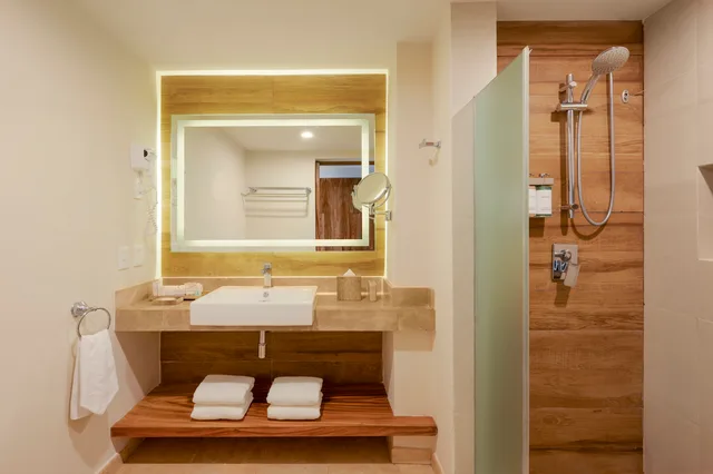 غرفة ديلوكس بسرير مزدوج بجاكوزي، GR Solaris Cancun All Inclusive 5/6