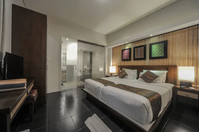 غرفة بسرير مزدوج وسريرين منفصلين بغرفتي نوم بمسبح خاص، Gaing Mas Jimbaran Villas By Gaing Mas Group 6/10