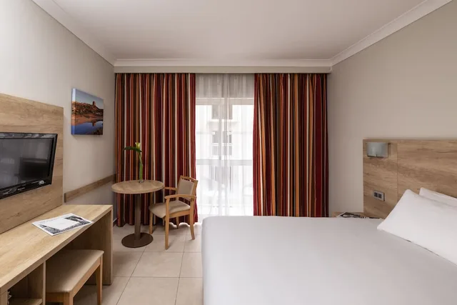 Standard, Double or Twin Bed, Partial Sea View, Qawra Palace Resort & Spa 2/4