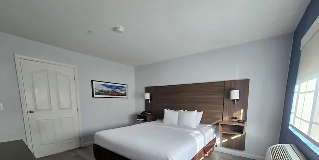 Suite, King Bed, Quality Inn & Suites Tulare CA 8/10