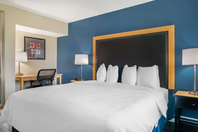 Room, King Bed, River View, Best Western River Terrace 1/2