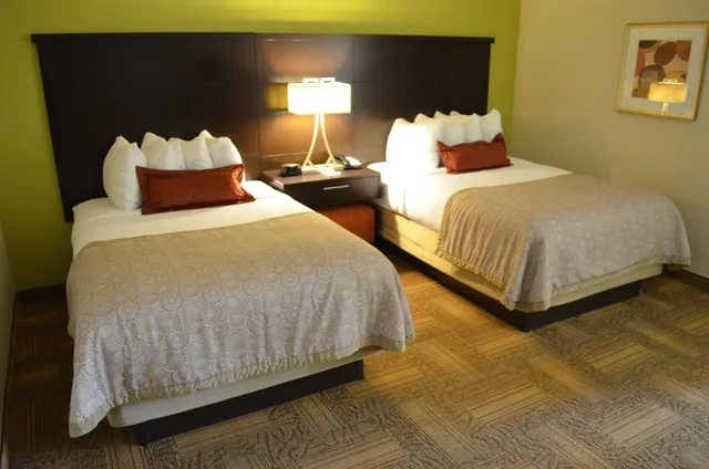 جناح بسريرين كوين بغرفة نوم واحدة بمطبخ، Staybridge Suites Longview 2/3