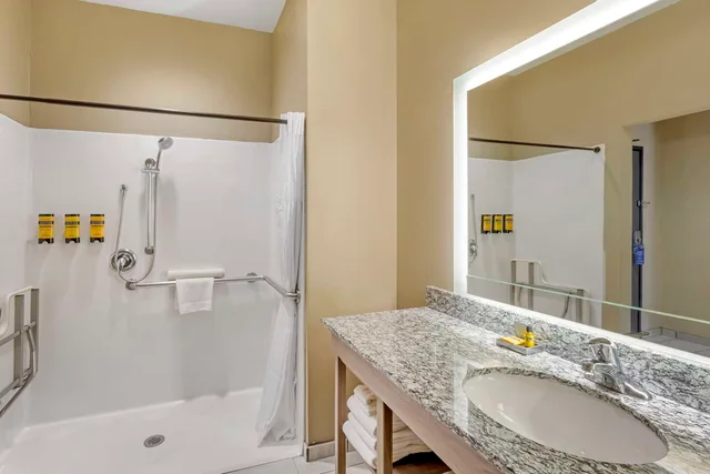 غرفة بسريرين كوين بشرفة مع أريكة يُسمح فيها بالحيوانات الأليفة، Best Western Plus Heber Valley Hotel 2/2