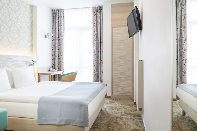 Standard, Double Bed, Metropol Hotel Warsaw 8/9
