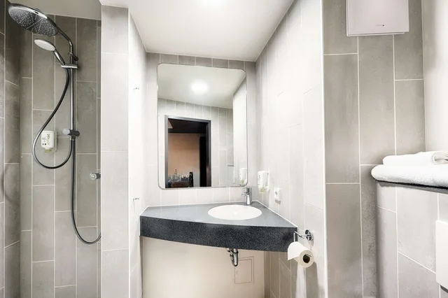 غرفة بسرير كوين، B&B Hotel Wiesbaden 4/4