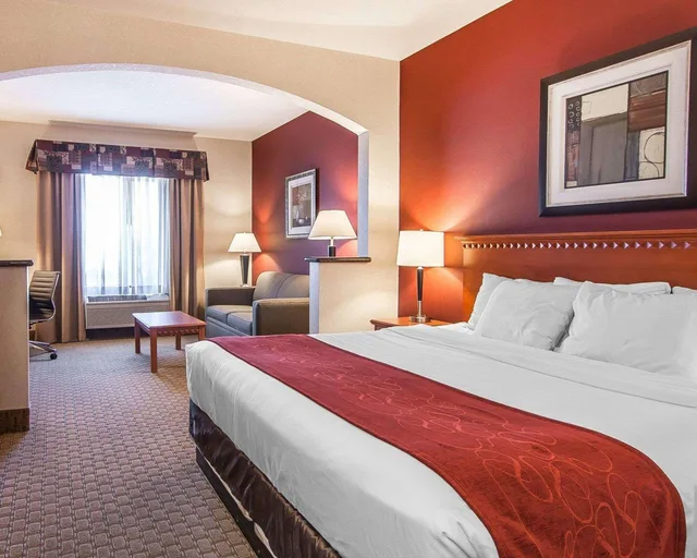 غرفة بسرير كينج مع أريكة، City Express by Marriott Redmond Airport 1/3