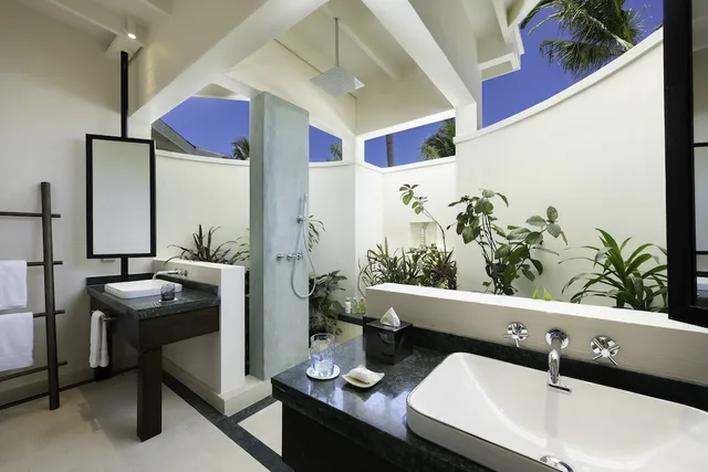 Beach Villa, King Bed، OBLU XPErience Ailafushi 2/2