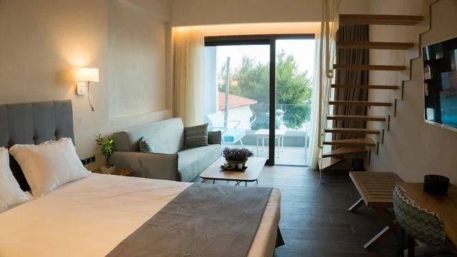 غرفة ديلوكس بسريرين كوين بإطلالة على البحر مع أريكة، Costa Domus Blue Luxury Apartments 5/7