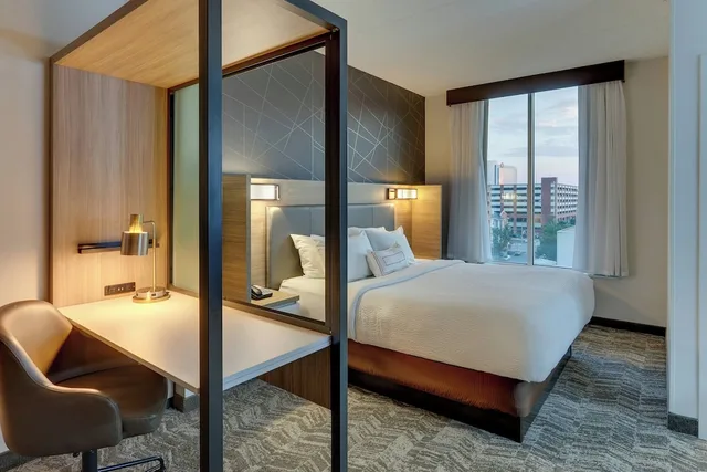 جناح بسرير كينج مع أريكة، SpringHill Suites Birmingham Downtown at UAB 3/6