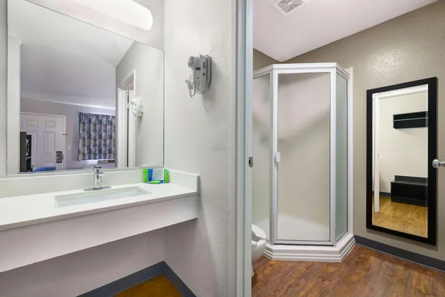 Premium, Multiple Beds، Motel6 Kirkland, WA - North Kirkland 7/9