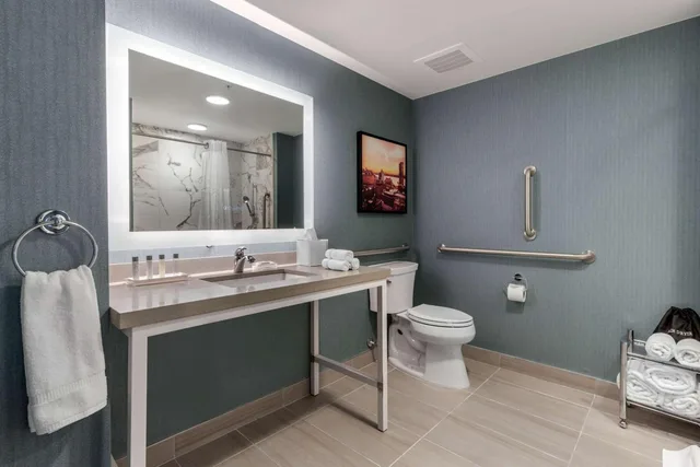 جناح بسريرين كوين مع أريكة لذوي الإعاقة، Cambria Hotel West Orange 4/4