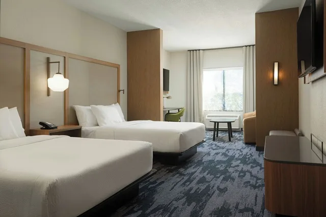 غرفة ديلوكس بسريرين كوين مع أريكة، Fairfield By Marriott Inn & Suites Cincinnati Oakley 1/5