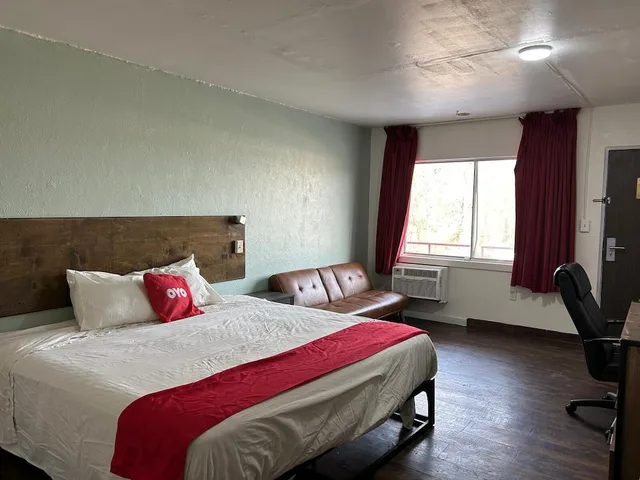 غرفة بسرير كينج مع أريكة سرير، OYO Hotel Downtown Peoria I-74 2/10