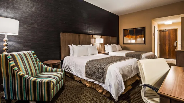 غرفة بسريرين كوين بشرفة، Best Western Plus Cotton Tree Inn 3/6